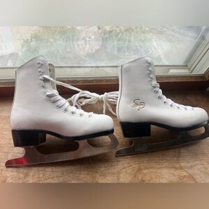 Size 1 young girls figure skates